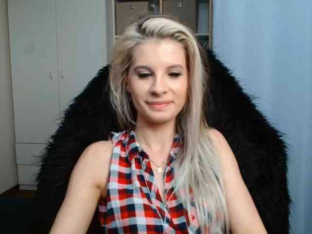 Model: KristineNatural