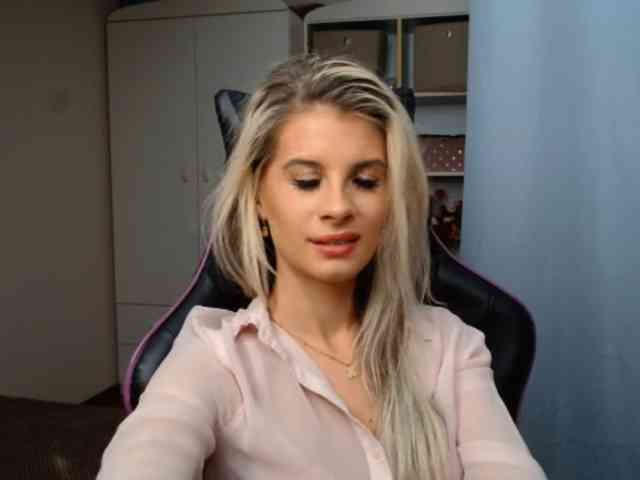 Model: KristineNatural
