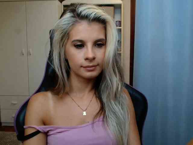 Model: KristineNatural