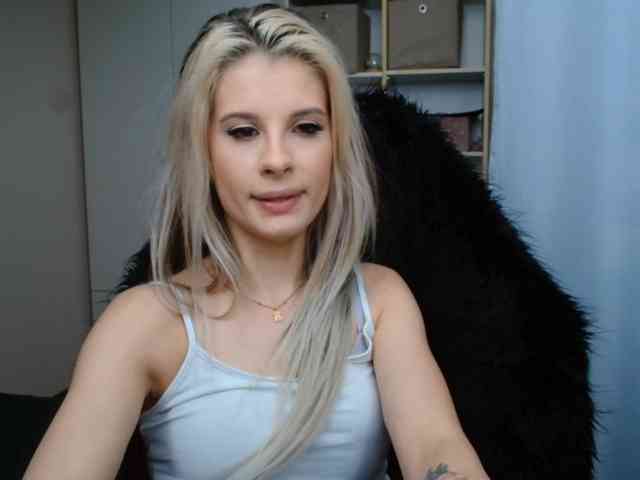 Model: KristineNatural