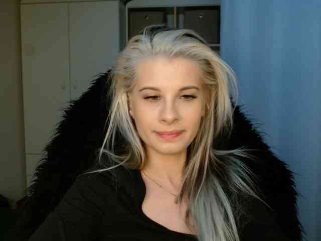 Model: KristineNatural