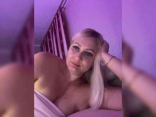 MissDivine webcam