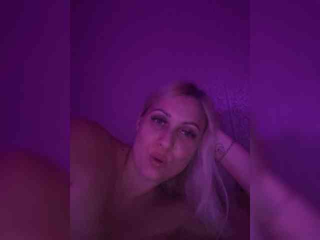 MissDivine webcam