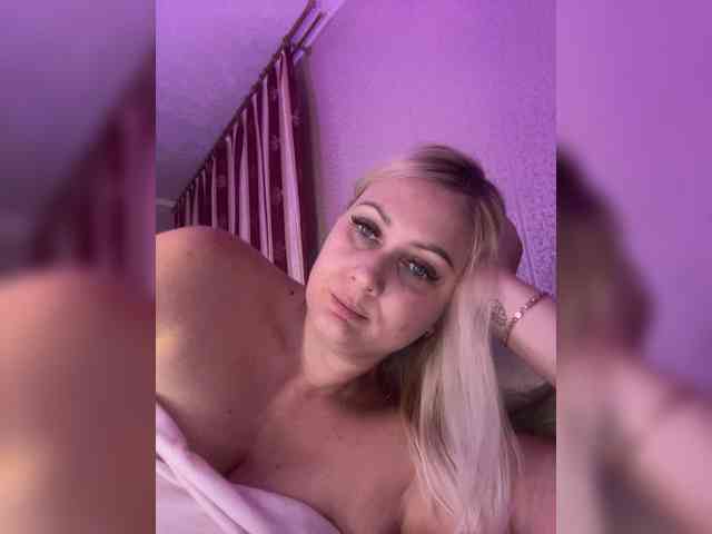 MissDivine webcam