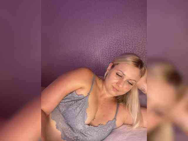 MissDivine webcam