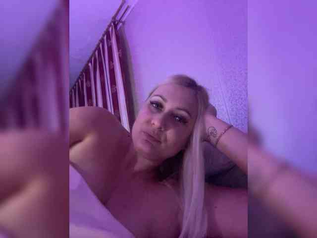 MissDivine webcam