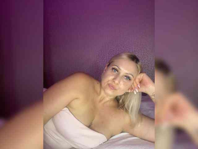 MissDivine webcam