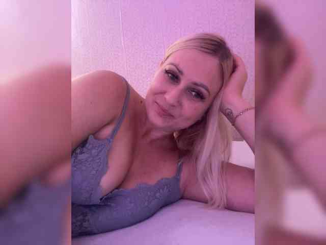 MissDivine webcam