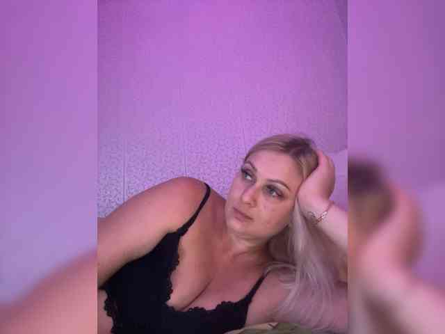 MissDivine webcam
