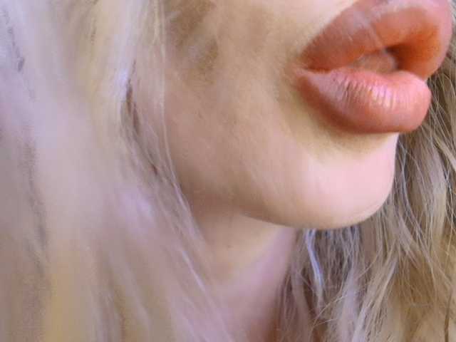le modèle Liliiaxxx est en webcam porno dans un show sur le site bongacams, il possède les tags suivants: White/Caucasian,Blonde,Shaved