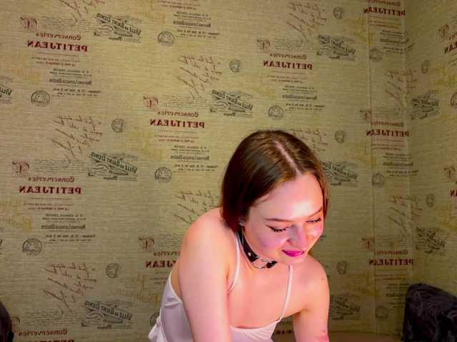 emiless live cam on BongaCams