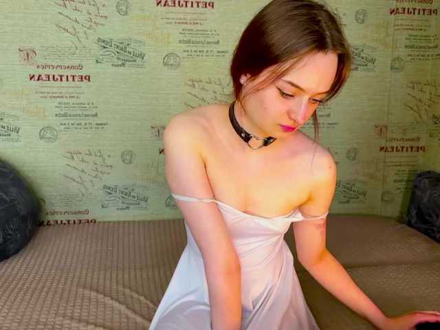 emiless live cam on BongaCams