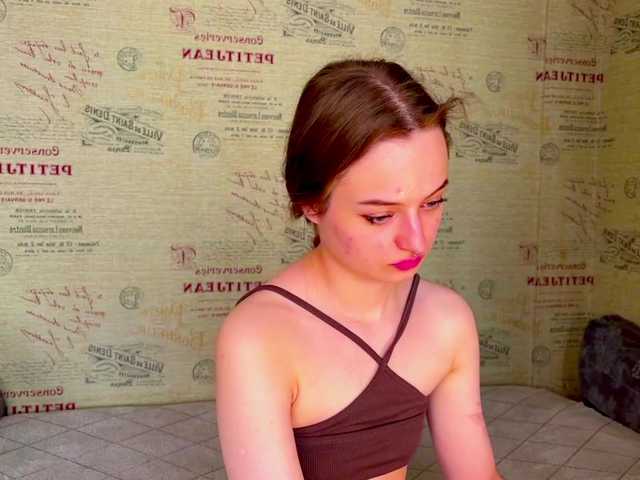 emiless live cam on BongaCams