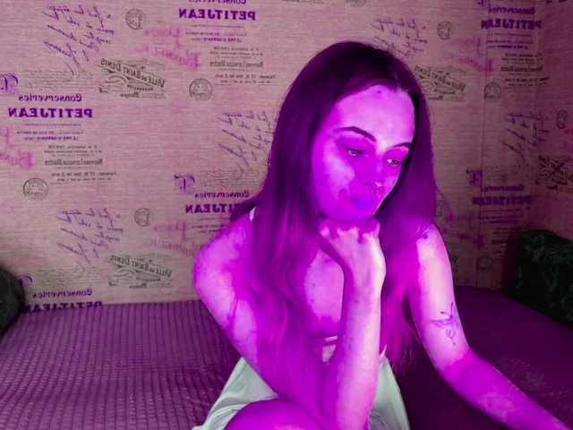 emiless live cam on BongaCams