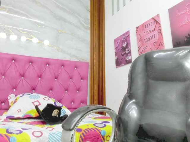 zoe-cortezz live cam on BongaCams