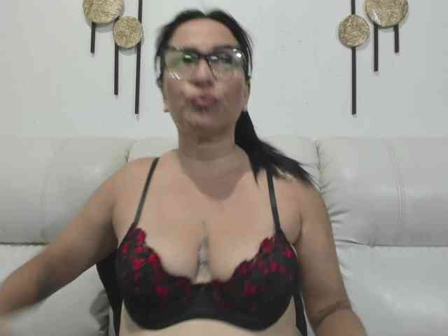 nadiaSamiri webcam