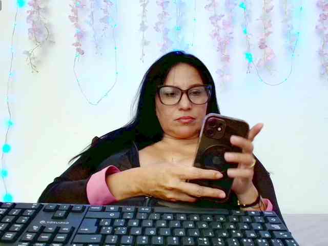 nadiaSamiri webcam