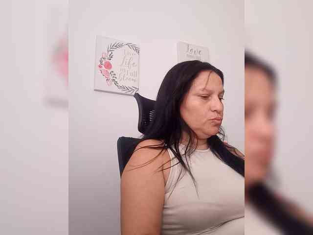 nadiaSamiri webcam