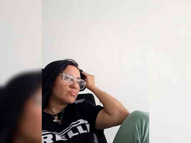 nadiaSamiri webcam