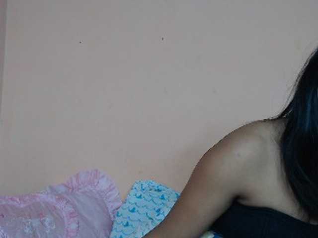 Rsylvie est une amatrice française, star de webcam porno, hypnotisant les spectateurs avec des shows privés sur BongaCams. Les tags indiqués par Rsylvie sur le site de vidéos prono amateur sont : Ebony,Brunette,Hairy,