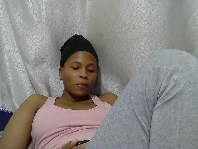 Caroldoly live cam on BongaCams