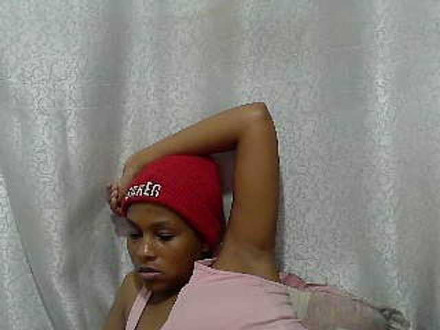Caroldoly live cam on BongaCams