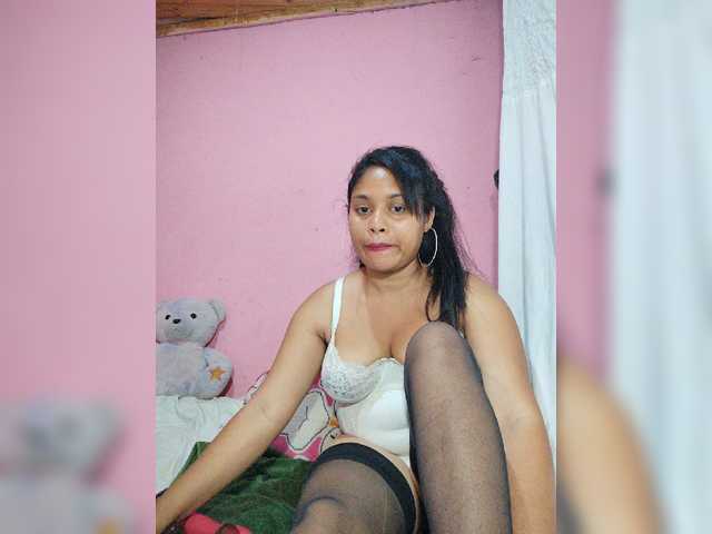 Brendah23 live cam on BongaCams