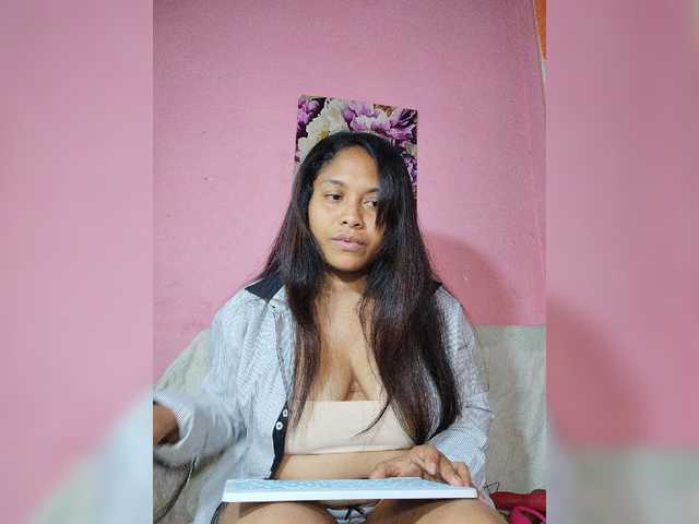 Brendah23 live cam on BongaCams