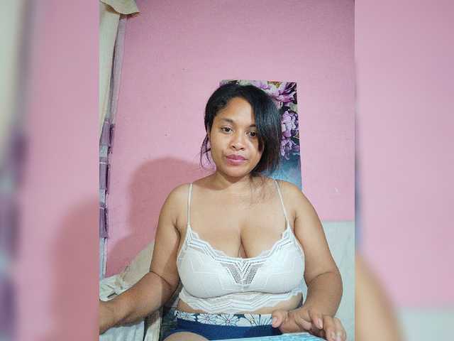 Brendah23 live cam on BongaCams
