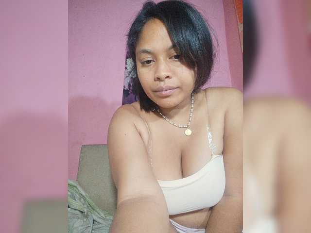 Brendah23 live cam preview