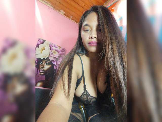 Brendah23 live cam on BongaCams