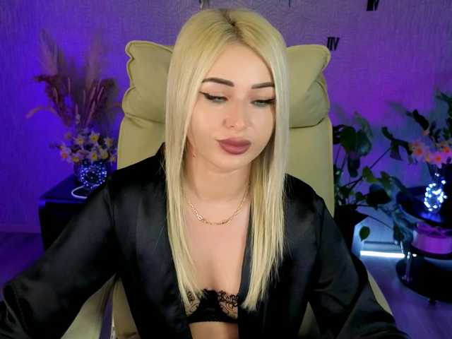 le modèle NikaStill est en webcam porno dans un show sur le site bongacams, il possède les tags suivants: White/Caucasian,Blonde,Shaved
