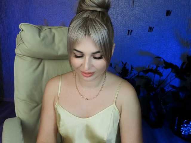 le modèle NikaStill est en webcam porno dans un show sur le site bongacams, il possède les tags suivants: White/Caucasian,Blonde,Shaved
