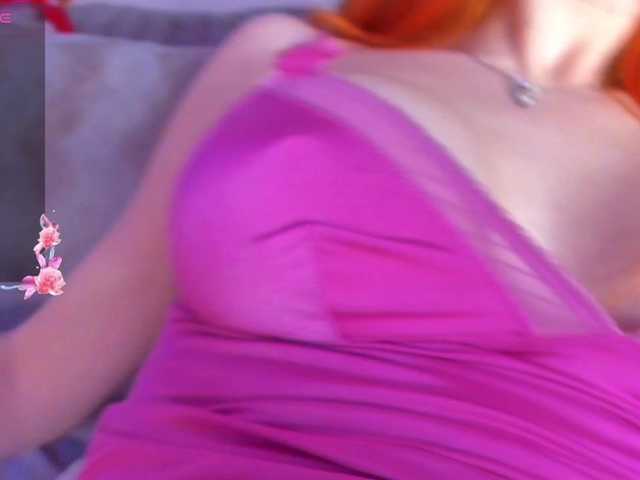 Daddyslittleslutfox live on BongaCams