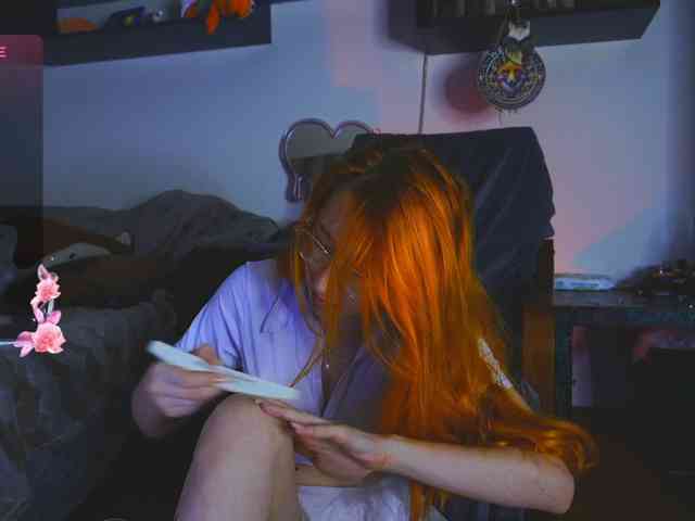 Daddyslittleslutfox webcam