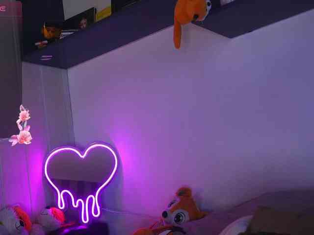 Daddyslittleslutfox webcam
