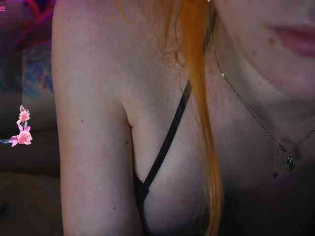 Daddyslittleslutfox webcam