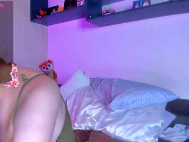 Daddyslittleslutfox webcam
