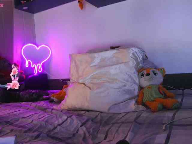 Daddyslittleslutfox webcam