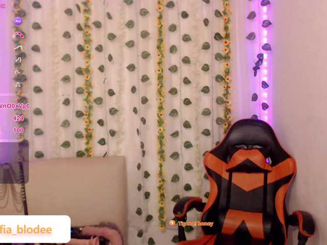 sofiacurvy live cam on BongaCams
