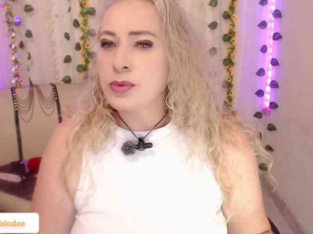 sofiacurvy webcam