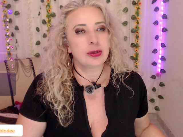 sofiacurvy webcam