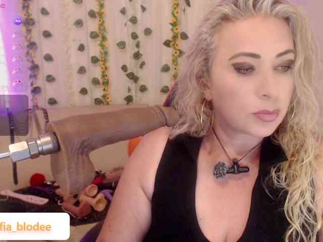 sofiacurvy webcam