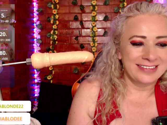sofiacurvy webcam