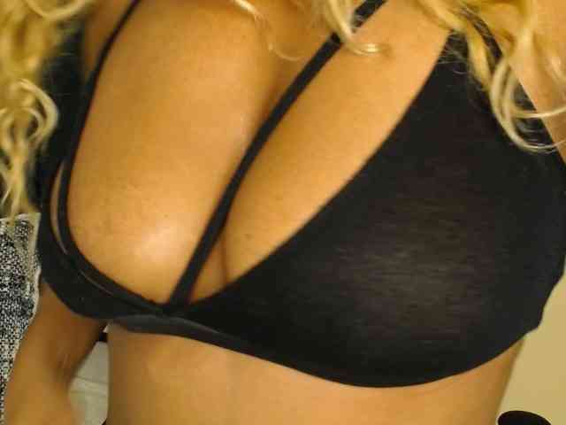 Ladyhoneyhotpot Live Webcam on BongaCams