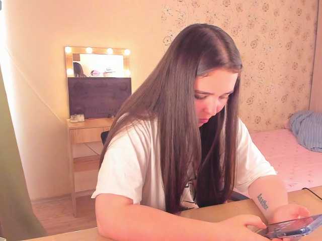 Alicenextdoor live cam