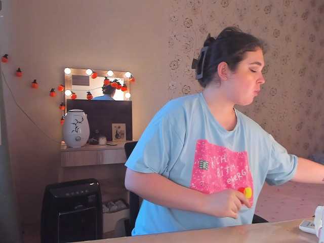 le modèle Alicenextdoor est en webcam porno dans un show sur le site bongacams, il possède les tags suivants: White/Caucasian,Brunette,Shaved