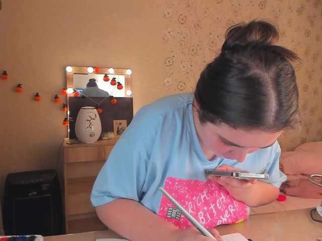 Alicenextdoor live webcam show
