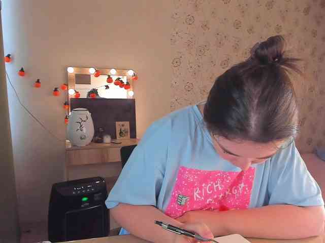 Alicenextdoor webcam