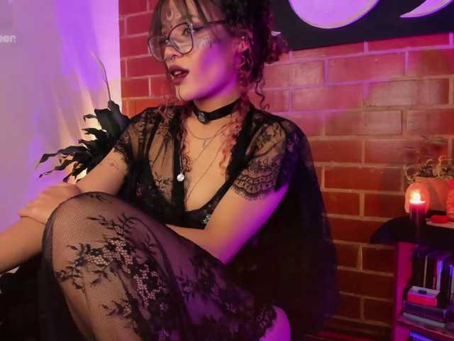 CurlyScarlett13 live cam on BongaCams